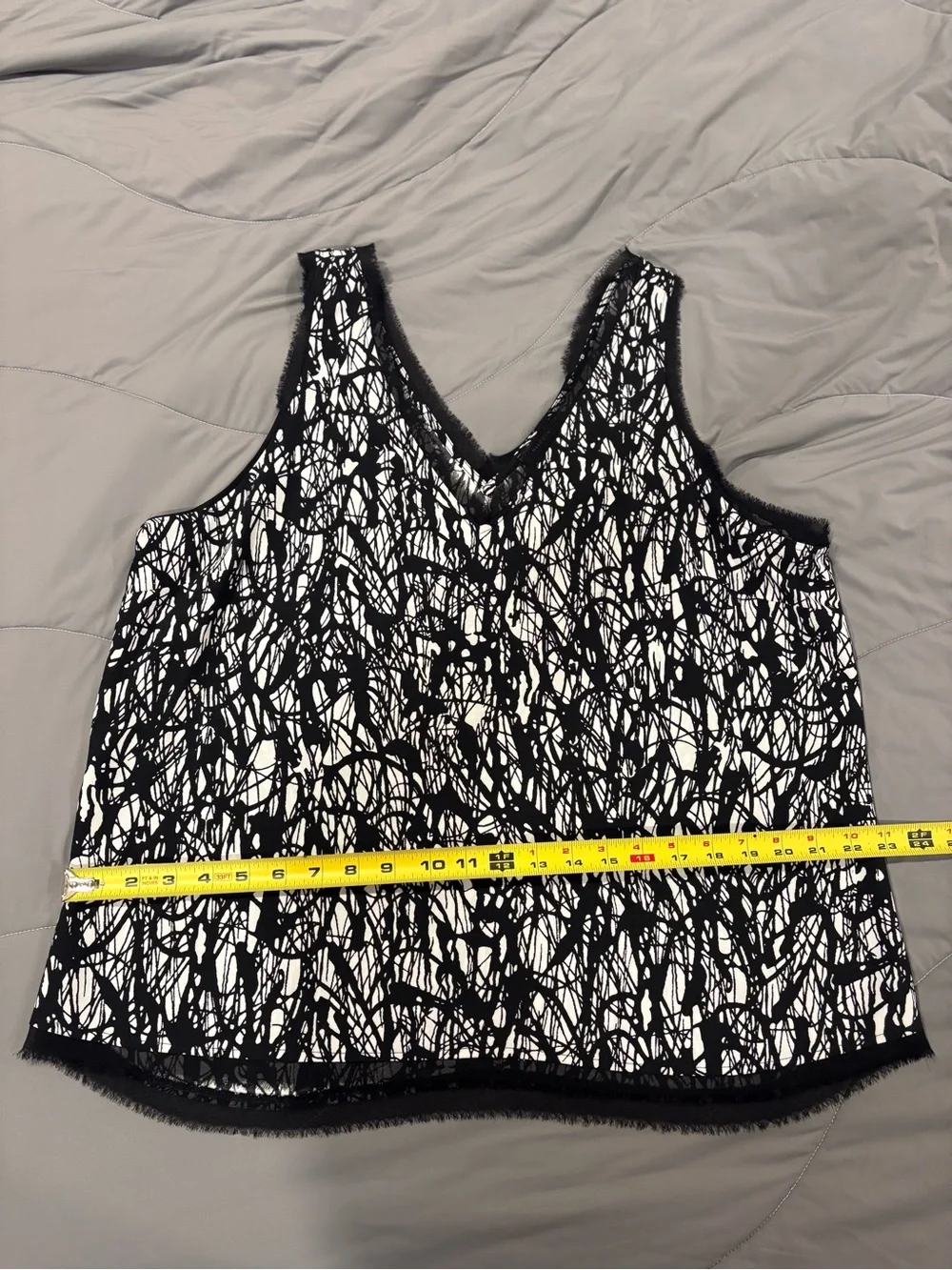 Halogen Black & White Abstract Print V-Neck Tank Top Women’s XL - Picture 2 of 6
